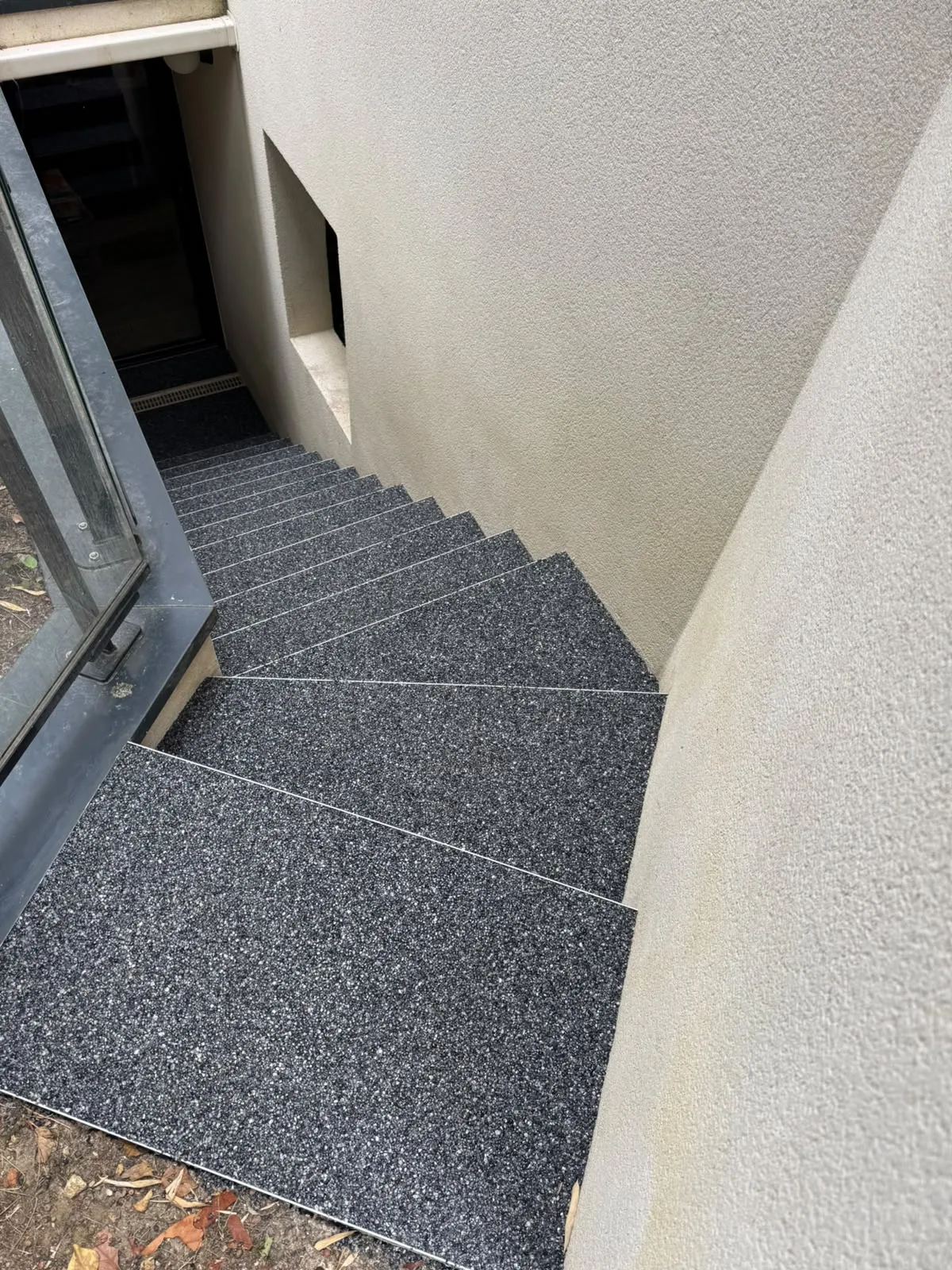 Escalier extérieur en moquette de pierre anthracite